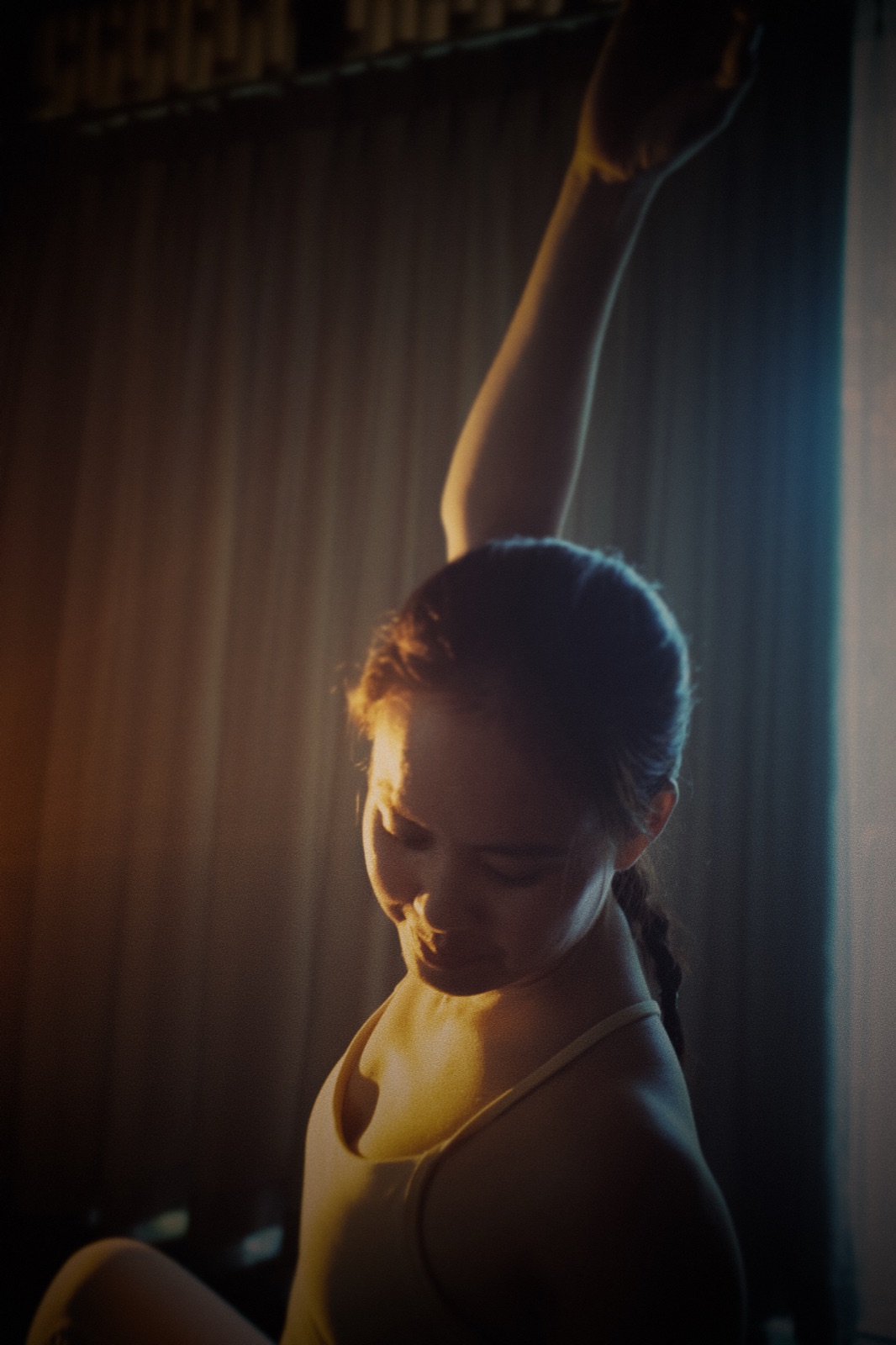 Yoga — uốn mình chiaroscuro